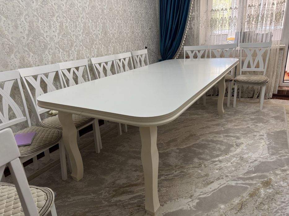Белый стол в идеальном состоянии