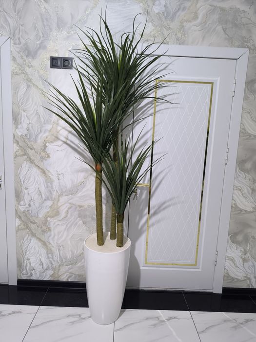 Искусственный цветы драсена