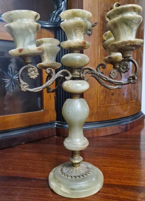 Sfeșnic cu trei brațe, realizat din onix și metal