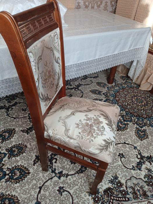 Продается стол и стулья