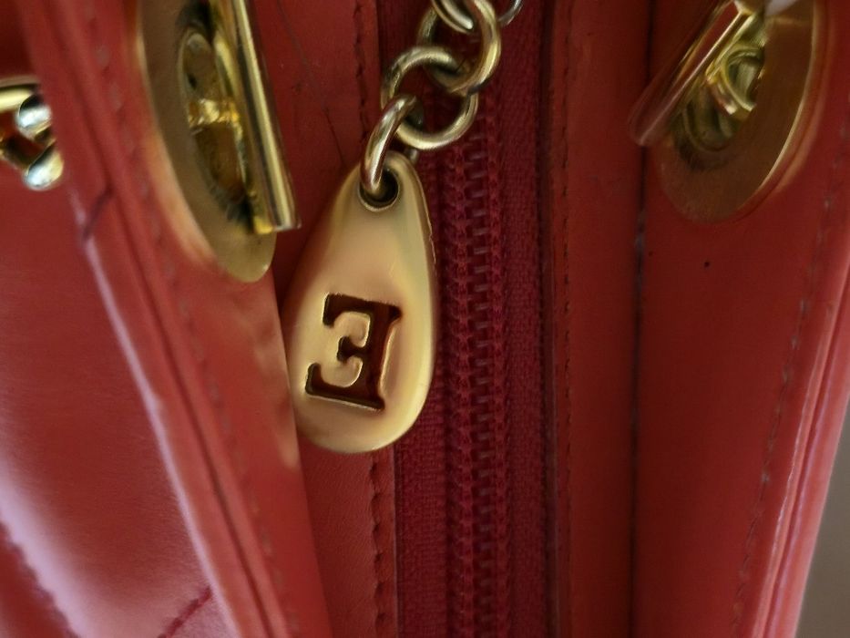 Escada оригинална дамска чанта от естествена кожа
