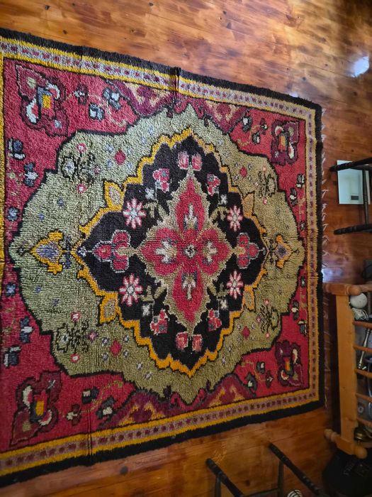 Килим ръчно правен