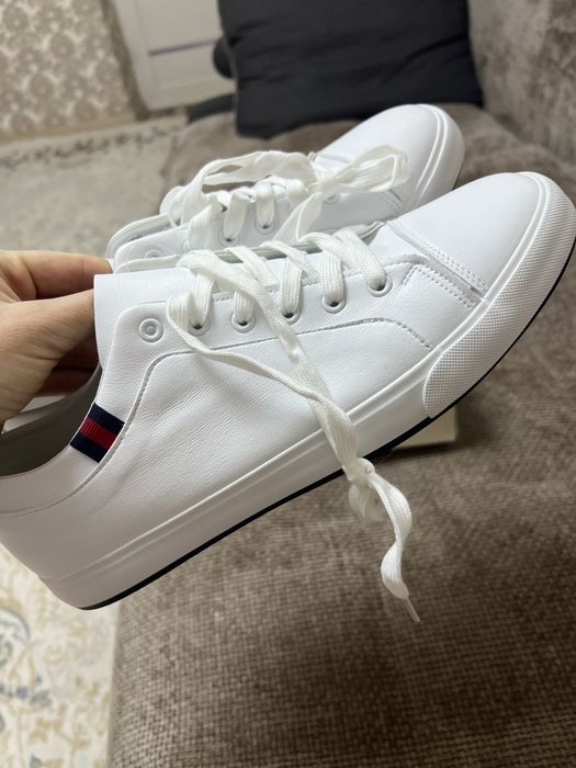 Продам новые кроссовки