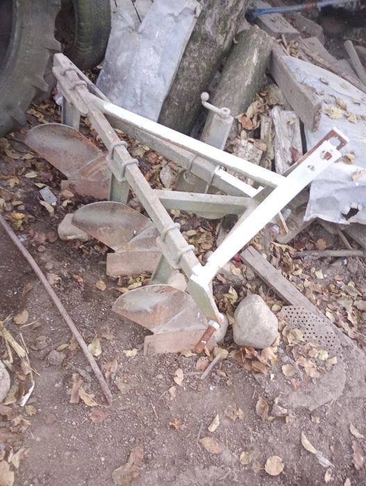 Vând plug cu 3 brazde