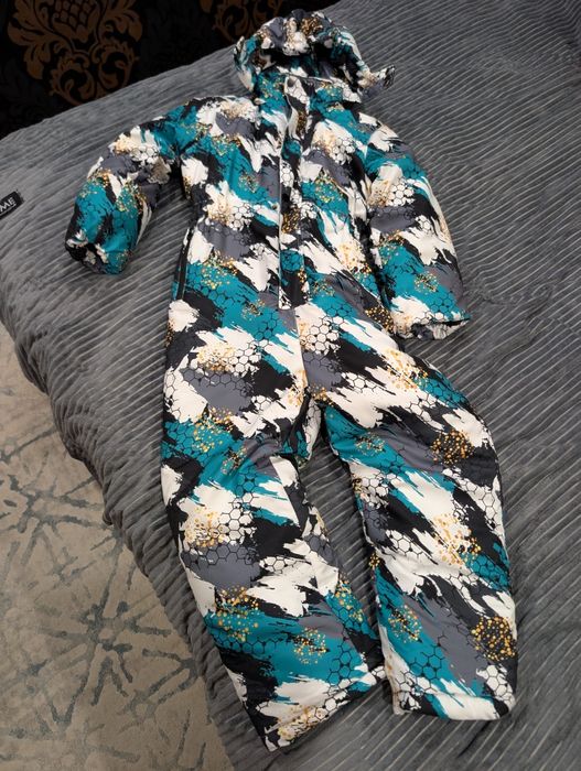 Продам зимний комбинезон на девочку