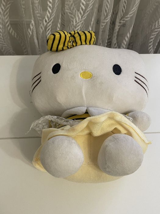Мягкие игрушки и кошачья лежанка