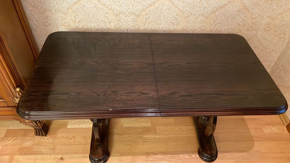 Деревянный стол