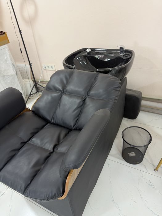 Продам парикмахерское кресло с зеркалом.