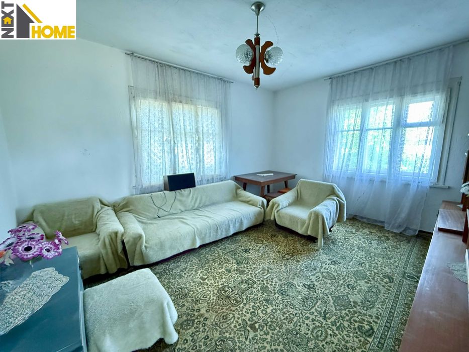 Две къщи с гараж, голям двор и стопански постройки с. Козаново