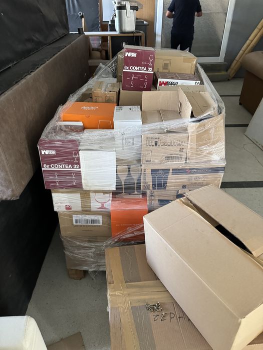 маси, столове,дивани, чаши, чини, осветление