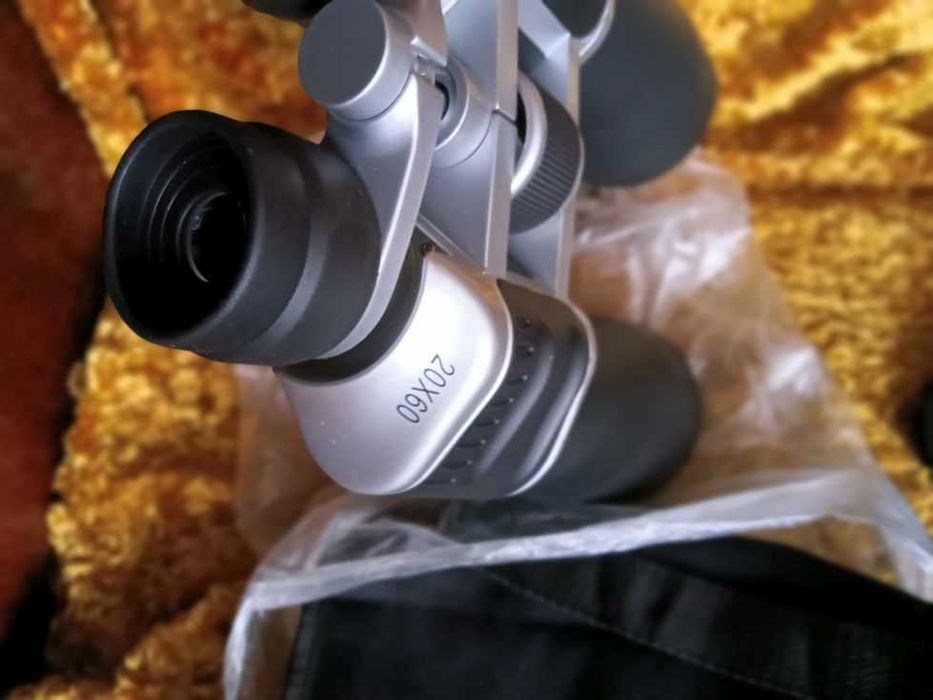 Висококачествен бинокъл в калъф, може да се добави статив