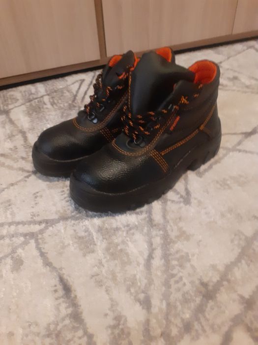 Продам  ботинки  5000