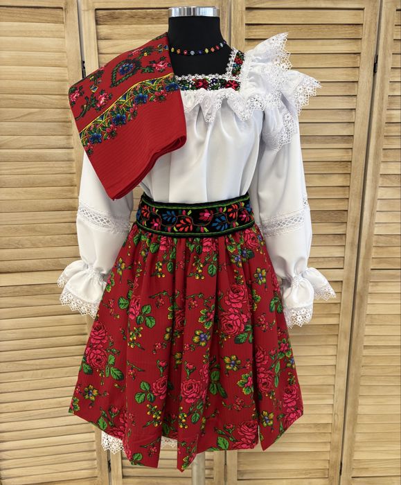 Costum popular/traditional de Maramures pentru femei autentic, complet