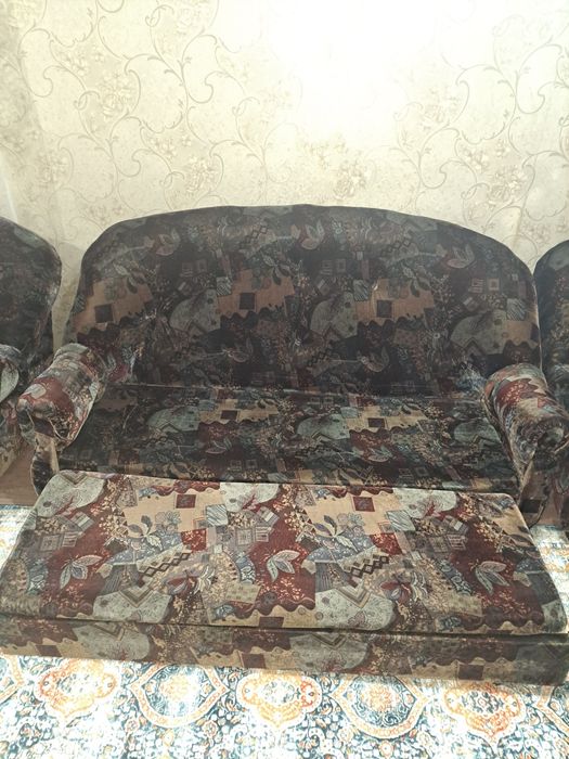 Продам б/у диван с двумя креслами