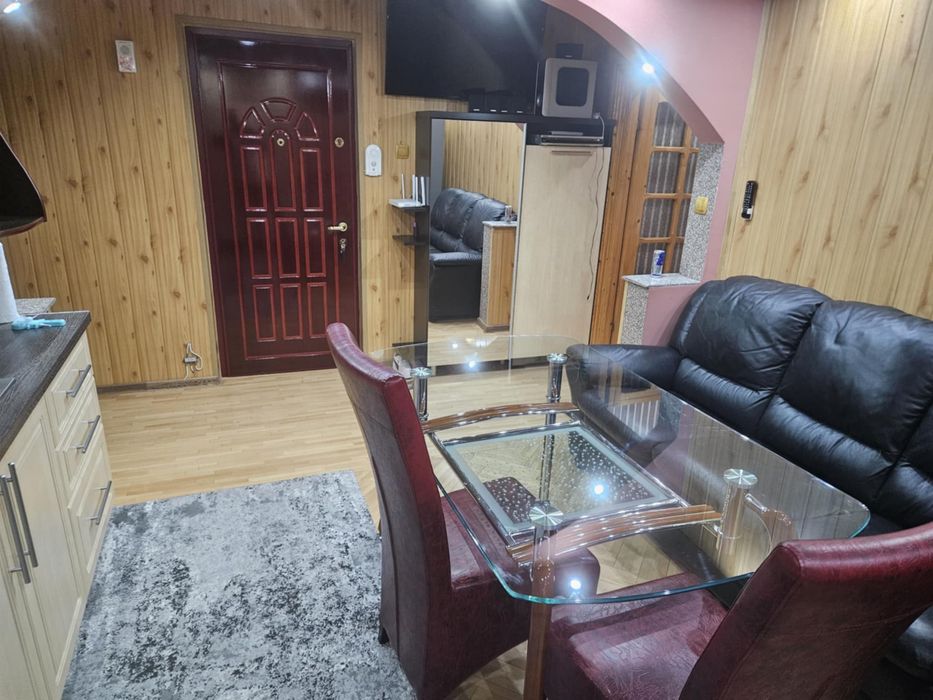 Apartament  Este nou si se akirieaza asa cum edte an poze