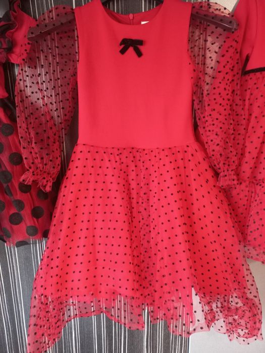 Червени роклички с черни точки /Калинката и черния котарак