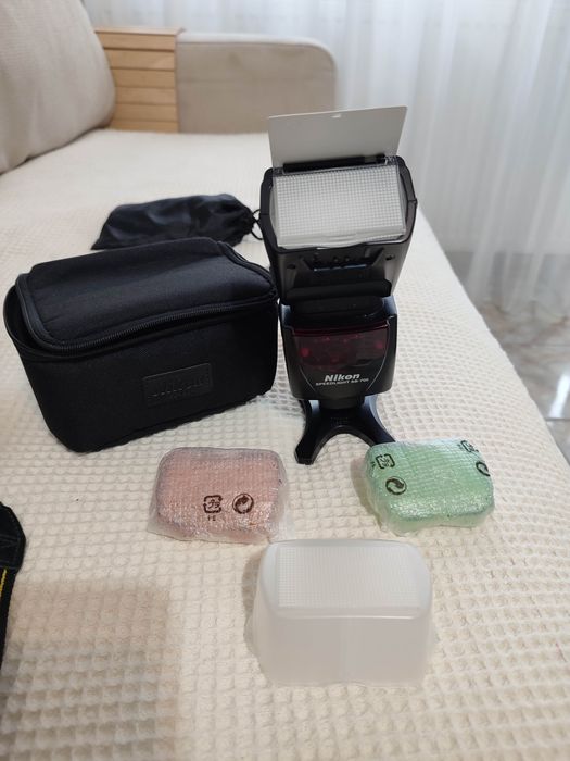 Nikon D7000 cu 3 obiective, blitz extern, grip, trepied, umbrela, ghio