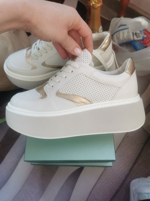 Продам женские кроссовки