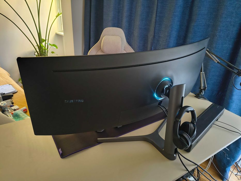 Продавам 49" извит монитор Samsung CRG9, Dual QHD (5120 x 1440), 120Hz, HDR1000