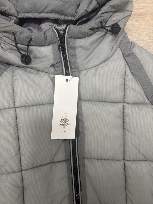 Geacă C.P. Company Puffer cu Glugă și Lens / Lentilă - Gri / Argintiu (Nouă cu etichetă