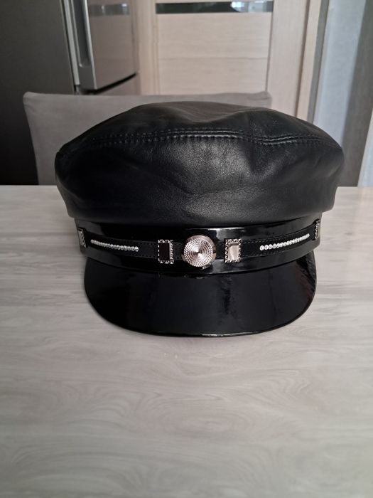 Продам женскую кожанную кепку