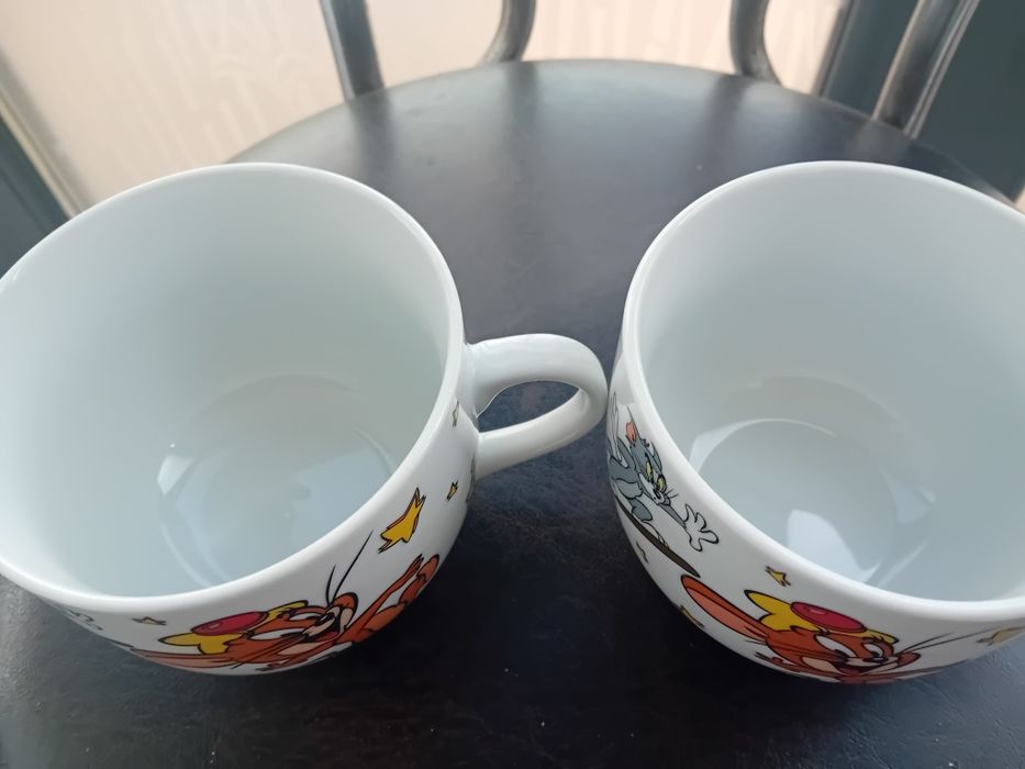 Două căni de ceai or lapte cu tom și Jerry noi