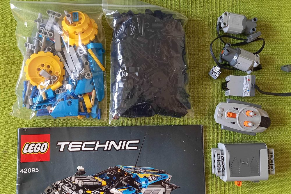 Lego Technic - 42095 - Remote-Controlled Stunt Racer - 324 piese, 9+
