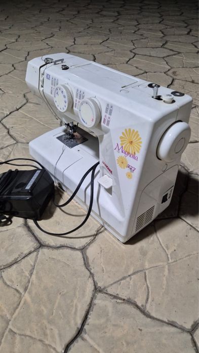 Универсальная швейная машинка