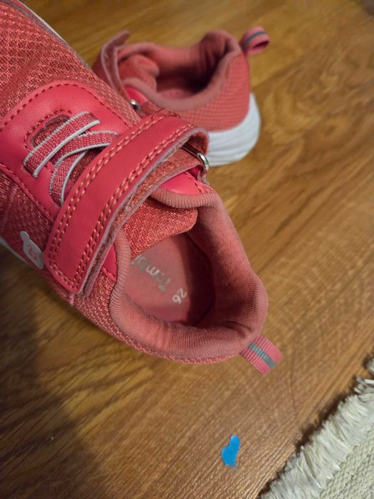 Продам кроссовки на девочку размер 26