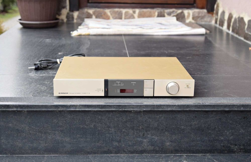 Tuner Pioneer F-5, radio