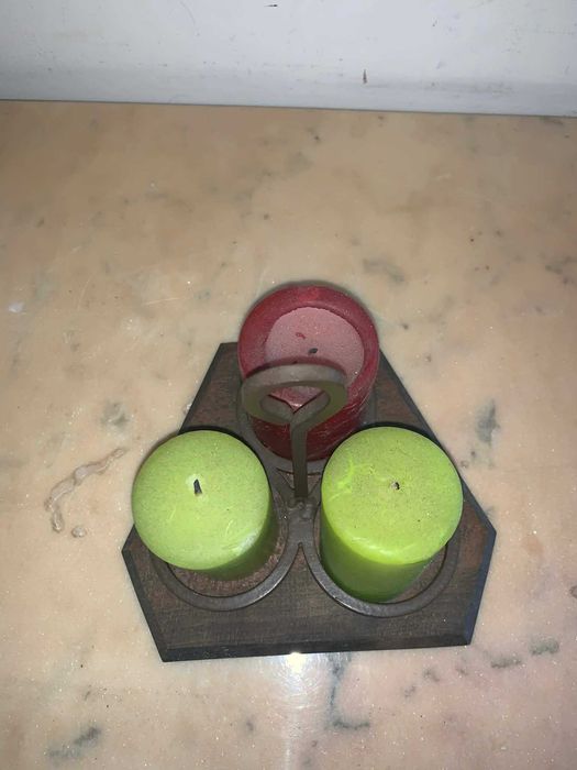 Suport de trei lumanari din fier forjat asezat pe suport de lemn