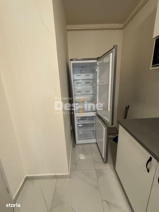 Garsonieră De Inchiriat, Complet Mobilată Și Utilată, Loc De Parca