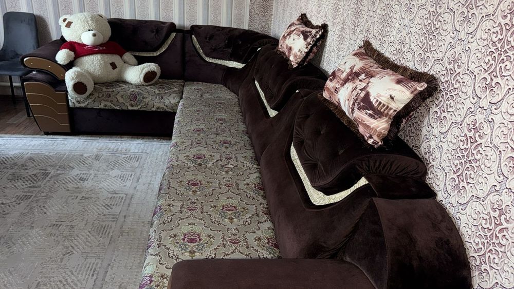 Угловой диван коричневый