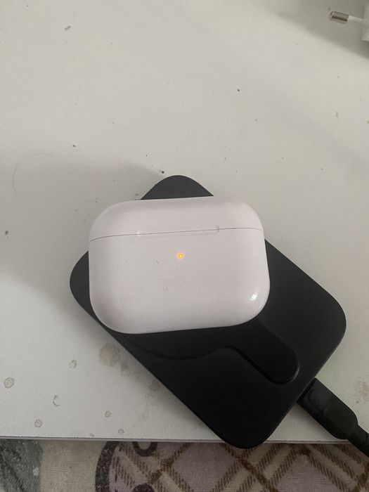 Продам airpods pro с коробкой и беспроводную зарядку