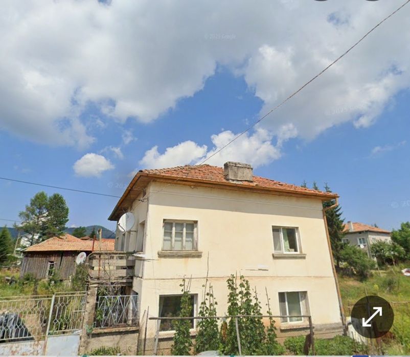 Продава се къща(на калкан) с плевня и 300 кв.м двор