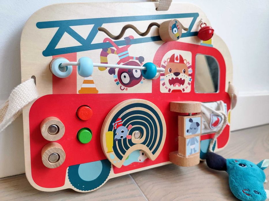 Panou de activitati Lilliputiens, din lemn, masina de pompieri