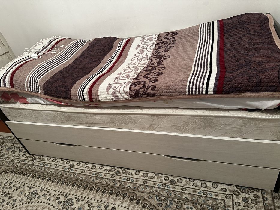 Продам кровать с матрасом