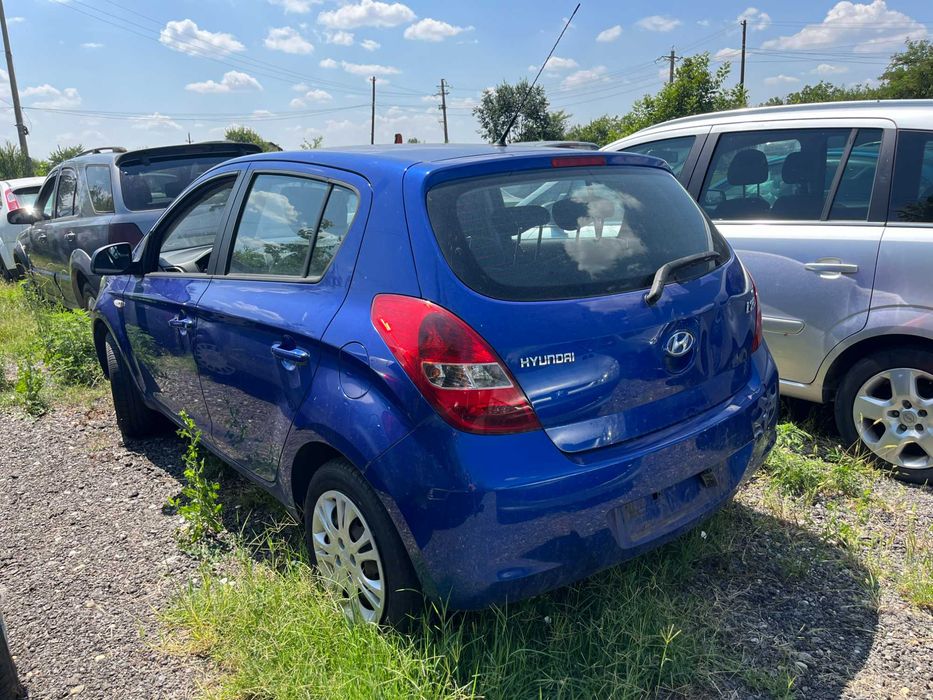 Dezmembrez Hyundai I20 1,2 benzina albastru 2009