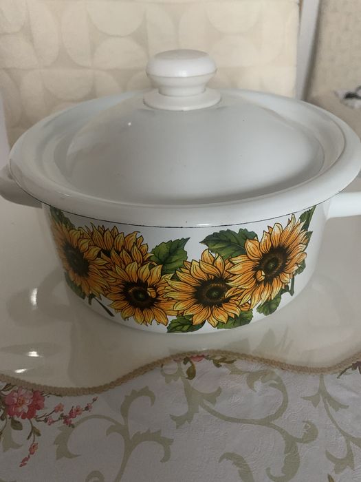 Сковородки, кастрюли.