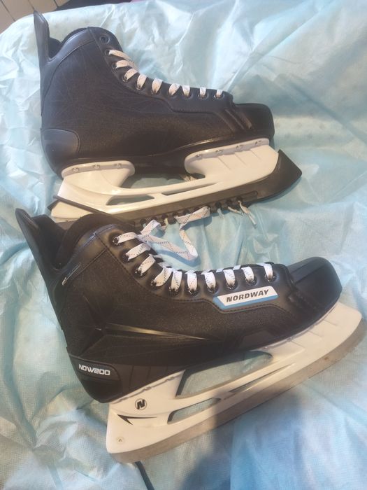 Коньки спортивные черные