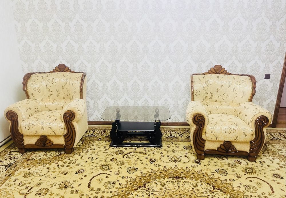 Диван с двумя креслами