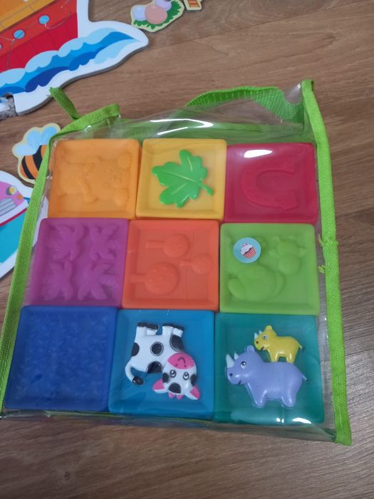 Lot jucării bebe cuburi puzzle 40 lei