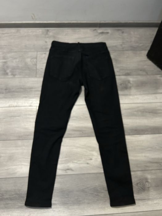 Blugi cu puncte albastre