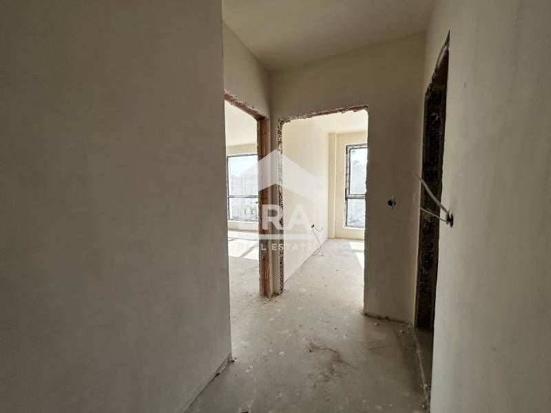 Двустаен, ексклузивен, югозападен апартамент за продажба, с морска пан