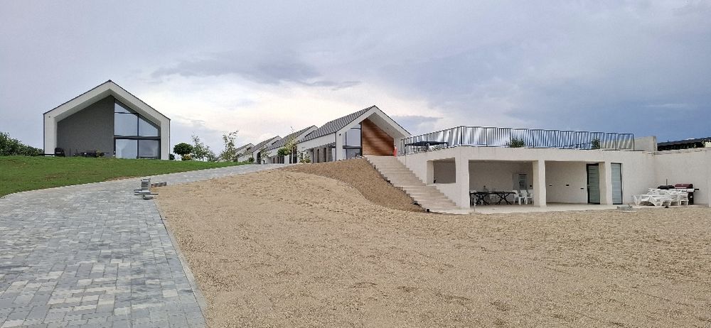 De vanzare casa cu piscina la lac Apa