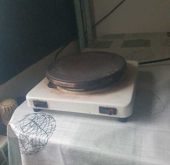 Plita electrica Resou de gatit si Hota de bucatarie culoare alba albe functionale