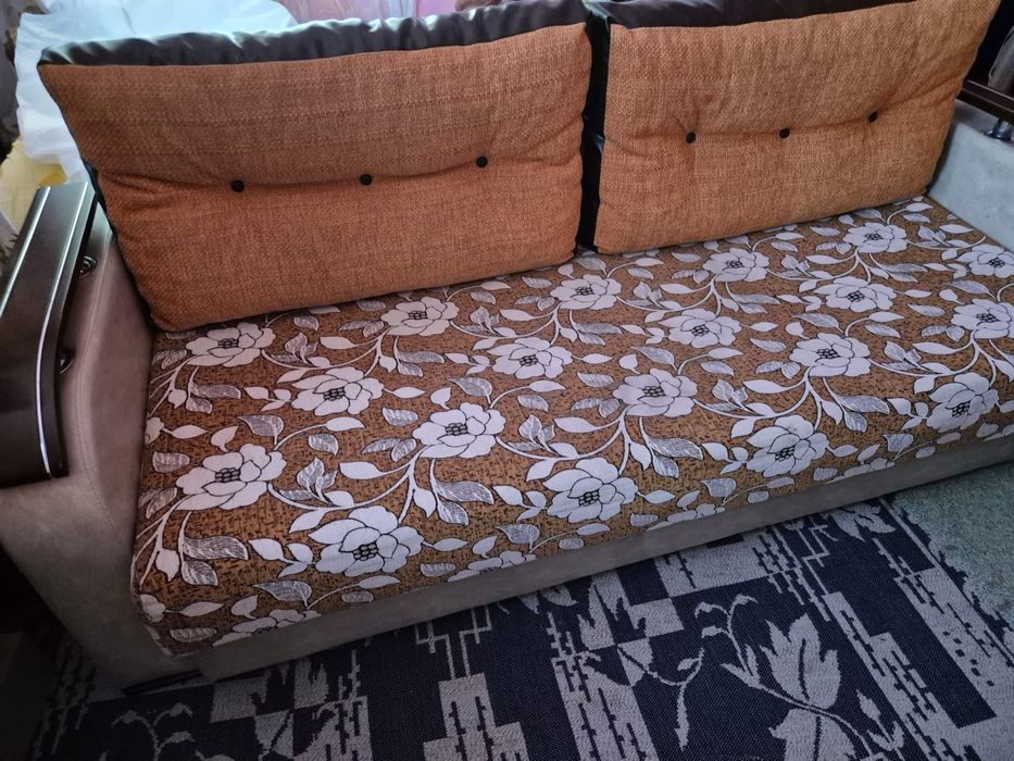 Canapea extensibila tapitata