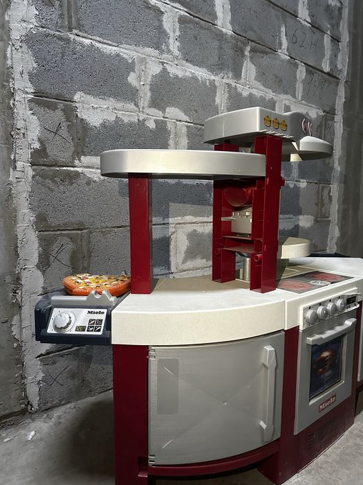 Детская кухня с игрушками