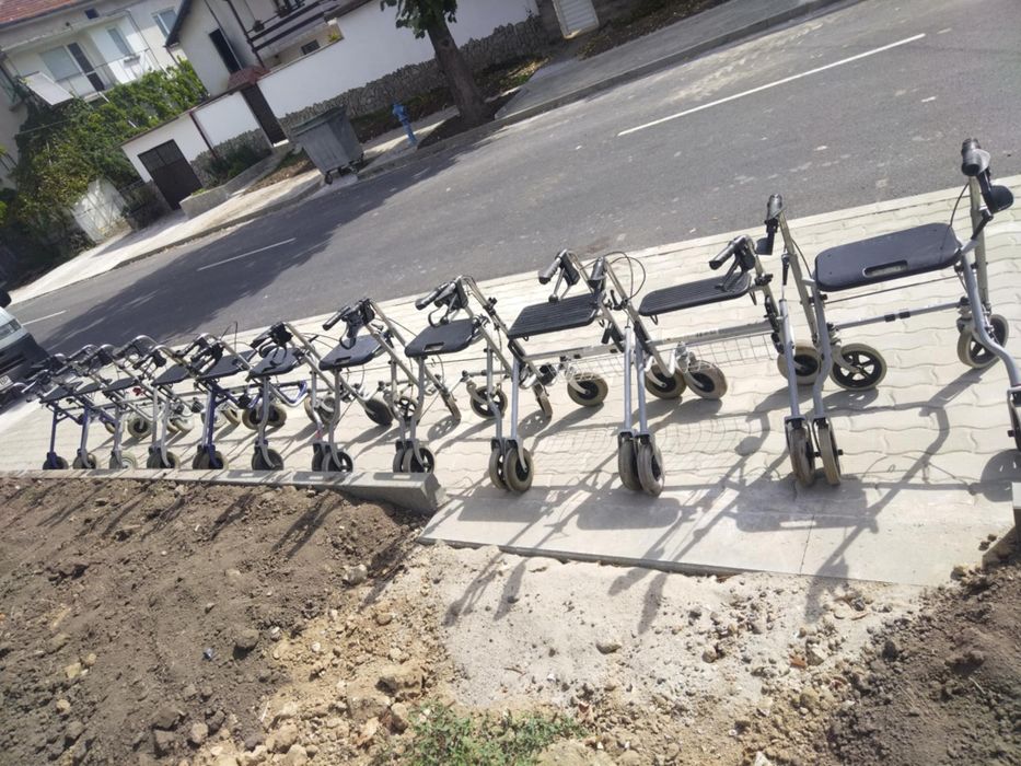 Проходилка ролатор/сгъваема/със седалка.
Здрава без забележки.
Сгъва с