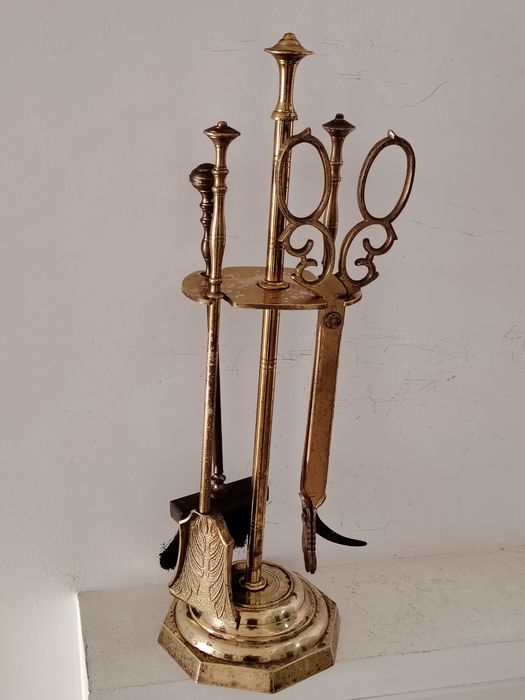 Set deosebit de ustensile pentru șemineu din bronz masiv ,piese cu o lucrătură de o foarte mare finețe ,piese masive h 60 cm